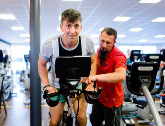 Fitnessstudio cityaktiv Schwabach Unterstützung beim Indoor Cycling Ausdauertraining