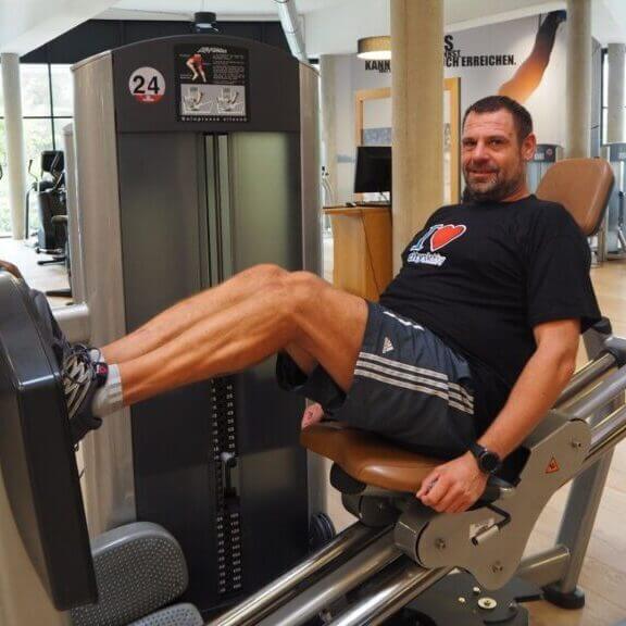 Bernd beim Training an einem Fitnessgerät